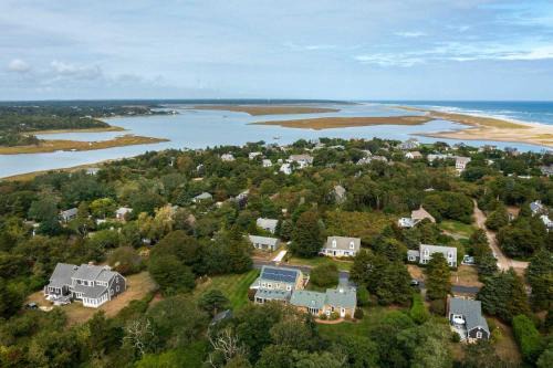 East Orleans House | 5 Min Walk to Swimmable Mill Pond Dog Friendly