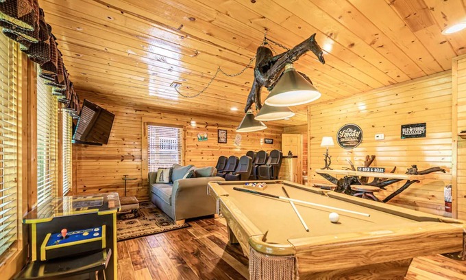 Hemlock Hills Cabin | 5 Mins from Rocky Top Sports Complex ⭐️ Theater & Game Room