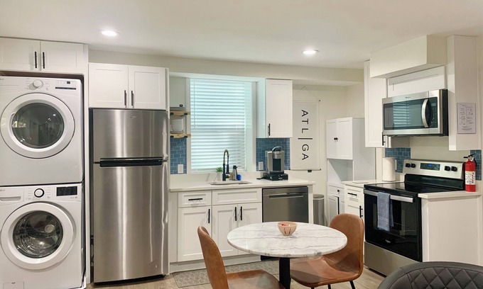 Atlanta Apartment | 5 mins to Downtown 2 beds Sleeps 2-4 Private Basement Free Parking