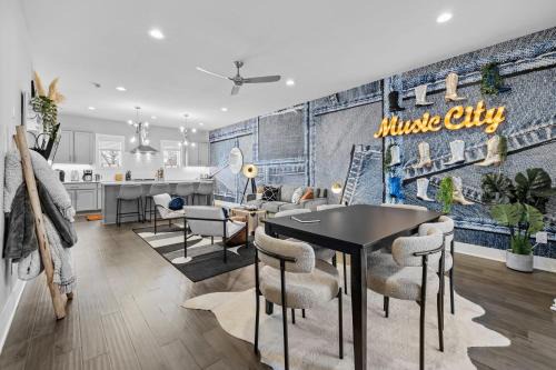 Katie Hill Neighborhood House | 5 mins to DT ~Gameroom ~ Balcony~Sleeps 10~Karaoke