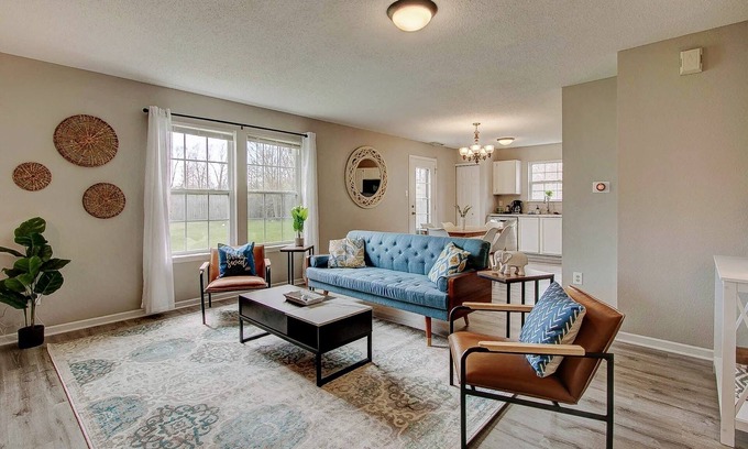 Noblesville House | 5 Mins to Ruoff! Dog Friendly! Large back yard!