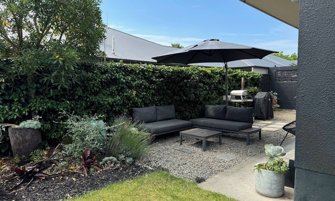 Havelock North House | 5 minute walk to village! Family home with spaces for everyone.