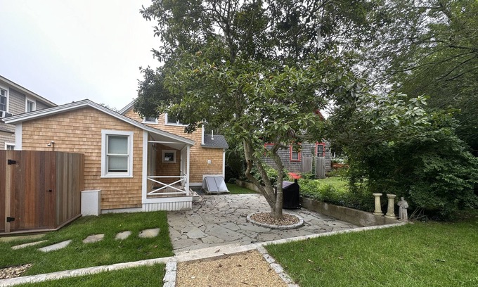 East Chop House | 5 minute walk to Oak Bluffs Town, AC, WiFi, new renovation, pet friendly