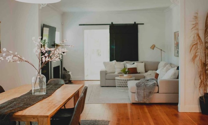 Lodi House | 5 Minute Walk to School Street, Charming backyard
