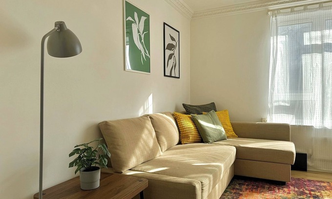 Canning Town South Apartment | 5 minutes to Canning Town Station. Your Cosy Get-away