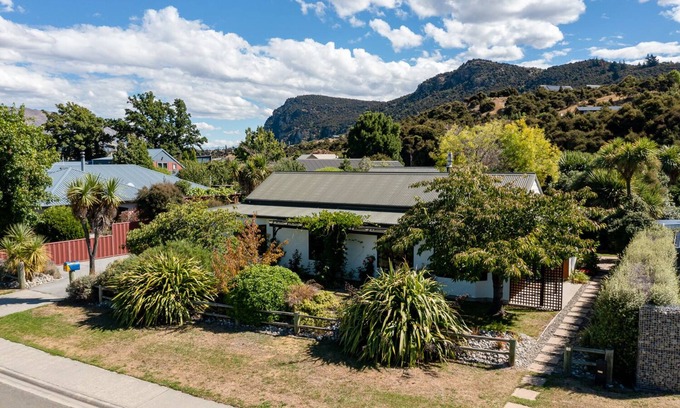 Albert Town House | 5 minutes to the Clutha river walking and biking tracks! Large 4 bedroom house