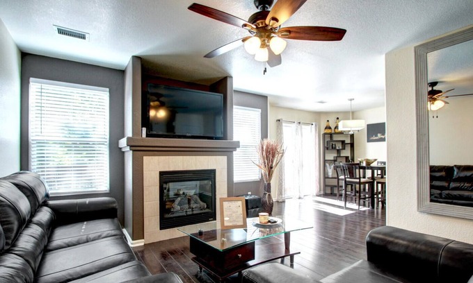 Thornton House | 5 Minutes to train station to downtown, Family home with Large Yard