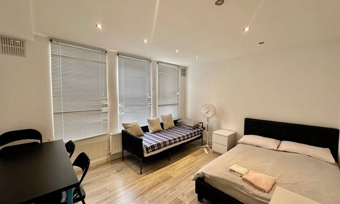 City of Westminster Apartment | 5 Minutes Walk From Marble Arch Station, Short Walk to Oxford Street, 3 Bedrooms