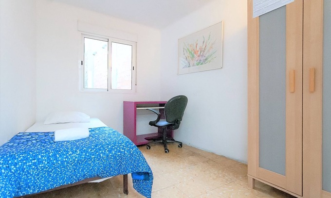 Collblanc y La Torrassa Apartment | (5) PRIVATE INDIVIDUAL BEDROOM WITH 200 M2 SUNNY TERRACE