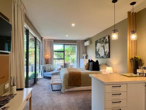 Lower Shotover Apartment | 5-Star Boutique Retreat! Hot pool! Amazing view!