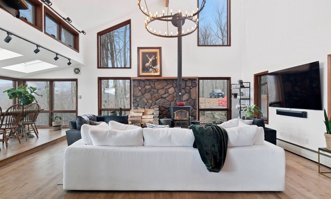 Tannersville Ski Chalet | 5 Star Gorgeous Cliffside Chalet w Panoramic Views
