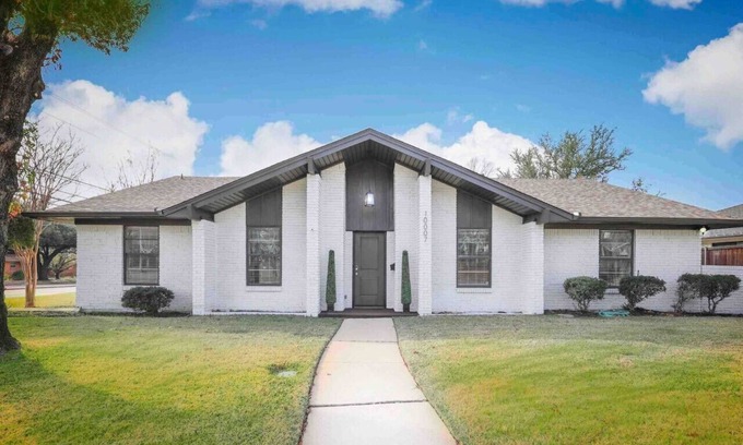 Northwest Dallas House | 5 STAR House - Chic Mid-Century Modern Luxury Home