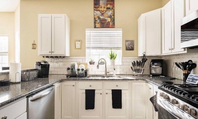 Wyandotte House | 5 star king bed newly constructed super comfortable home with a pool table