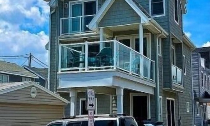 Normandy Beach House | 5 STAR LUXURY HOME, 1 HOUSE FROM BEACH, OCEAN VIEW, 4 BEDROOMS, 2 FAMILY ROOMS