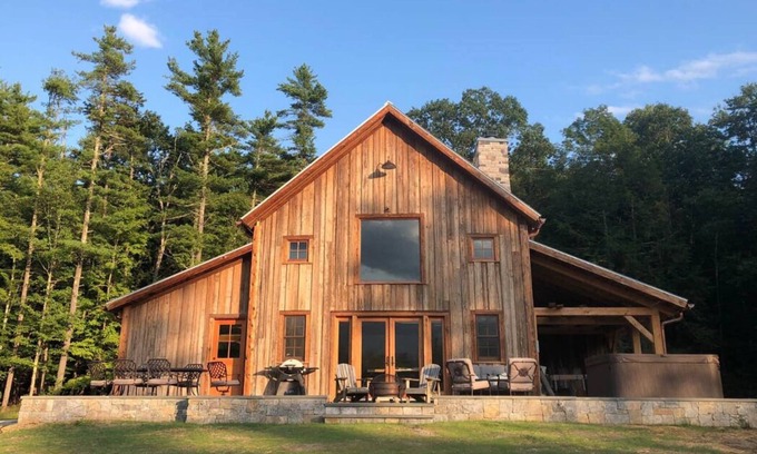 Mount Marion House | 5-Star New Barn Home - Music Studio, Views & Hot Tub