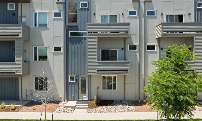 Jefferson Park House | ★★★★★ 5 Star, Private Room, Rooftop Deck
