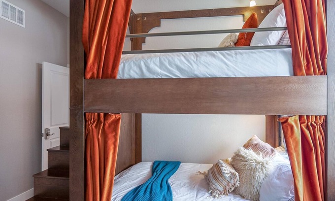 Jefferson Park House | ★★★★★ 5 Star, Private Room, Rooftop Deck, Massage Chair