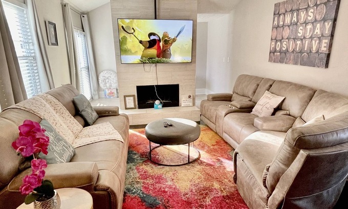 Hapeville House | 5 star spacious bungalow home sleeps 8. 10 mins to downtown 5 mins from airport