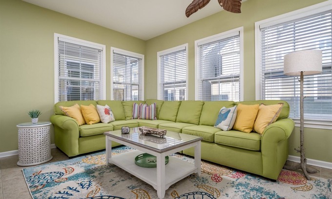 Sunset Island House | 5-Star*Sunset Island Townhouse, close to POOLS, Beach Chairs, FREE Linens/Towels