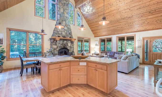 Weed House | 5 Star Winter Wonderland Chalet in Mt. Shasta