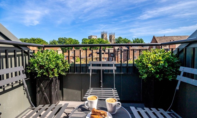 Bootham Apartment | 5 The Quadrant - sleeps 5 guests in 2 bedrooms