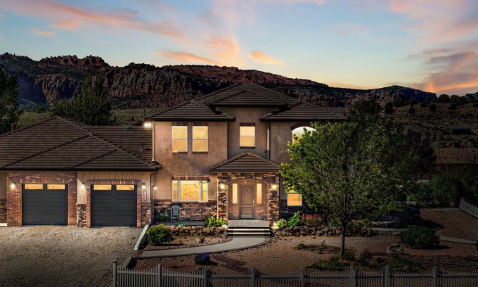 Fredonia House | 50 miles from Zions Park/Desert Oasis with hot-tub