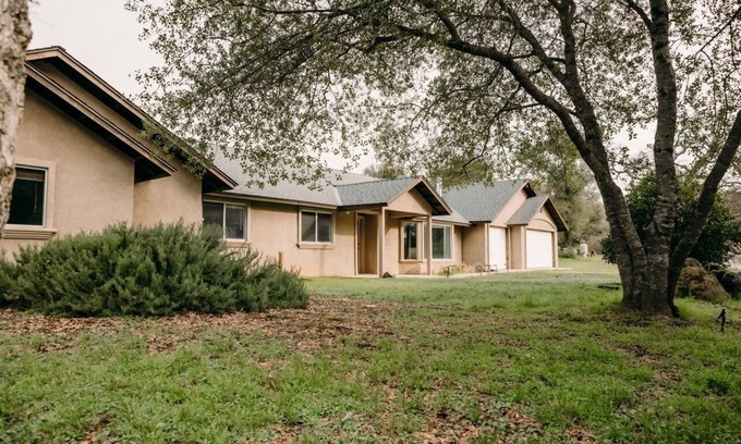 Mariposa House | 50 miles to Yosemite - The Granite Retreatn4-bedroom house with WiFi, AC