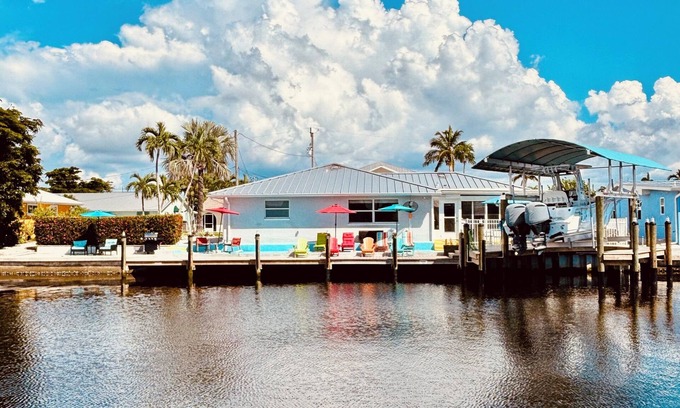 Matlacha House | 50’ of Dock for your boats. Hot tub, Boatlift, walk 2 restaurants Xtra parking.