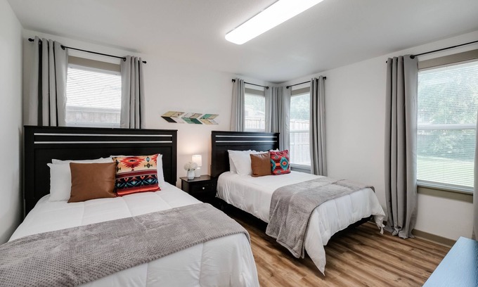 Olmos Park Apartment | 50% off- 2BR 1BA Apt- Free Parking-Equipped kitchen- Monthly Rental