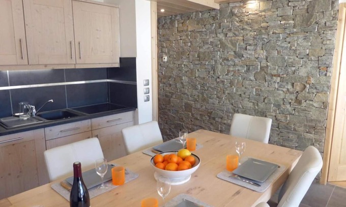 Champagny-en-Vanoise Apartment | 50m from ski slopes, 4th floor, balcony, parking, tv, ski locker, 57m², Champagny-en-Vanoise