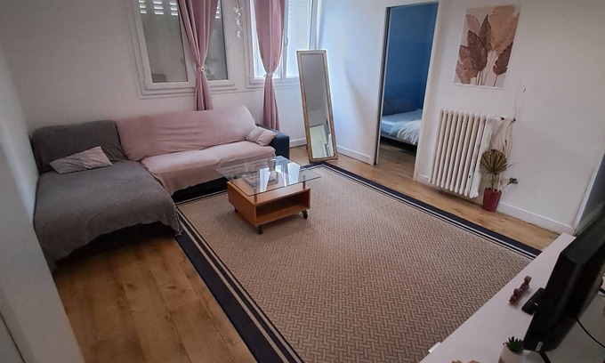 Les Pavillons-sous-Bois Apartment | 52m2 first floor apartment, 2 bedrooms, private parking