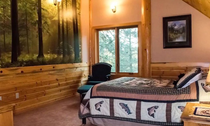 Viola Apartment | 550 sq. ft. private suite on the upper floor of an amazing modern log home.