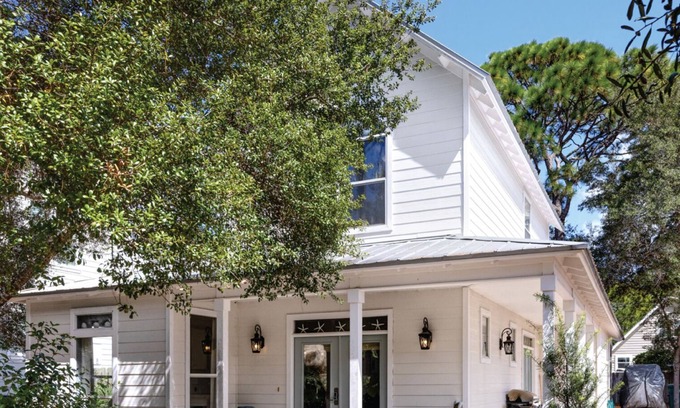 White's Gulfview House | 59-SECOND GOLF CART RIDE TO PRIVATE BEACH | PET-FRIENDLY GULF RETREAT