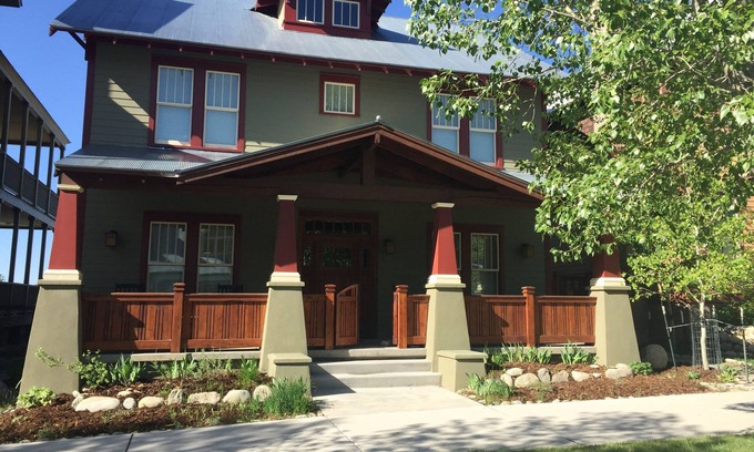 Buena Vista House | 5bd Craftsman Gathering House. Best location in South Main! Steps from park!