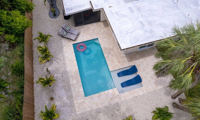 South Sarasota House | 5bdr newly remodeled house, heated pool & minutes to Siesta Key beach!