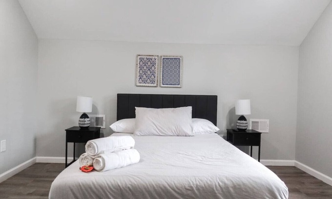 Ampere Apartment | 5Bed 2Bath Near NYC, Parking, Laundry