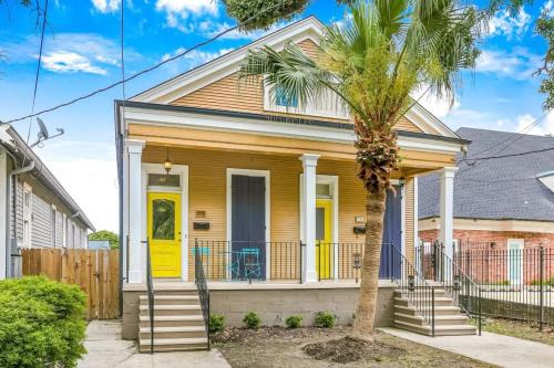 Mid-City Apartment | 5Bed StreetCar Retreat w Outdoor Entertaining