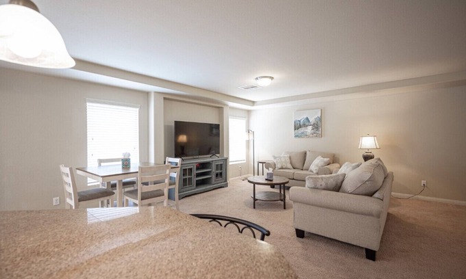 Enterprise House | 5bedrooms、3.5 bath、16 sleep，near the airport