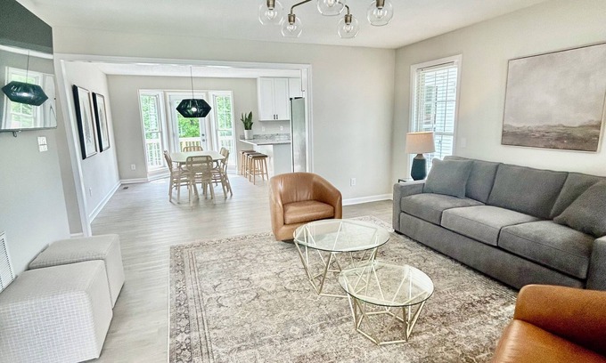 Southeast Raleigh House | 5BR/3BA Sleeps 12 NEW kitchen, bathrooms, mattresses, linens, furniture, firepit