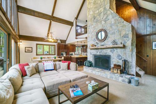 Michaywe House | 5br, 9 Beds Sleeps 14 Game Room, Pool Access