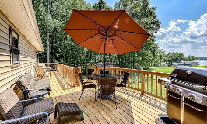 Livingston House | 5BR Dog-Friendly Lakefront Haven with Game Room, Starlink & Private Dock