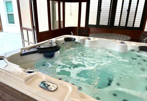 Central Oklahoma City House | 5br Ensuite Baths Hot Tub Near Lake Hefner #co
