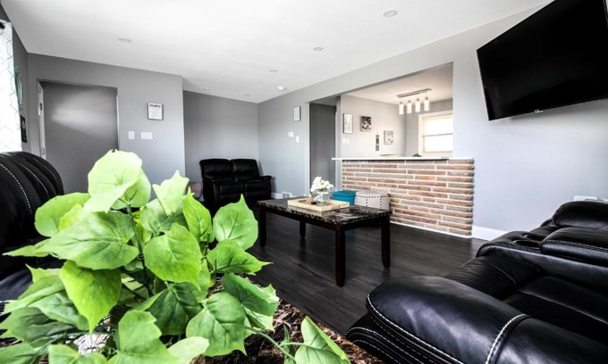 Niagara Falls House | 5BR House Close to Falls & Aquarium