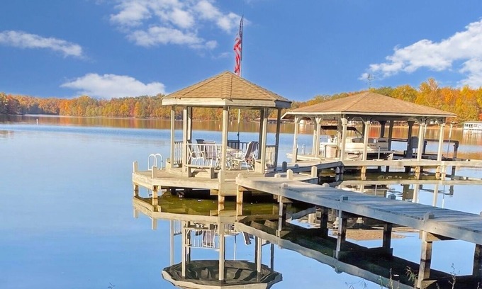 Bumpass House | 5BR Lakefront Lake Anna, Boat Dock, Beach, Views