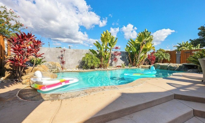 Paradise Hills House | 5BR | Luxury Home | Salt Water Pool | Hot Tub | Fire Pit