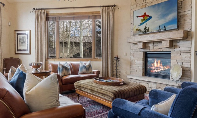 Edwards House | 5BR Mountain Retreat w/Private Hot tub, Fire Pit, on Arrowhead Skier Shuttle