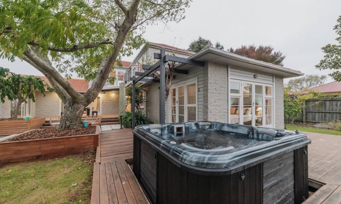 Avonhead House | 5BR Retreat – Garden & Deck Near Airport