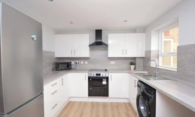 Kettering House | 5Guests-FamilyFriendly-Parking-GardenView-Centre