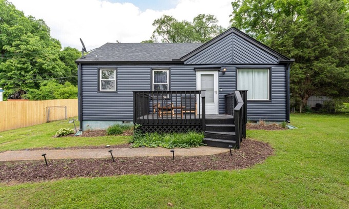 Nashville House | 5Mins to Airport*Pet Friendly*Fire pit*Fenced Yard