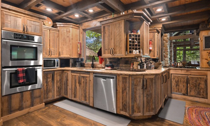 Ellijay Cabin | 5mins to apple the houses. family-sized rustic cabin w/fireplace & hot tub.
